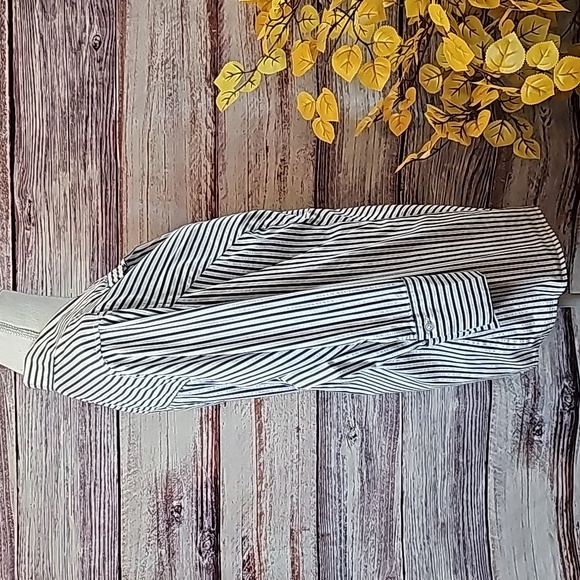 LANE BRYANT BLUE & WHITE STRIPED PLUS SIZE  3/4 CUFF SLEEVE BUTTON-UP BLOUSE - Picture 3 of 12